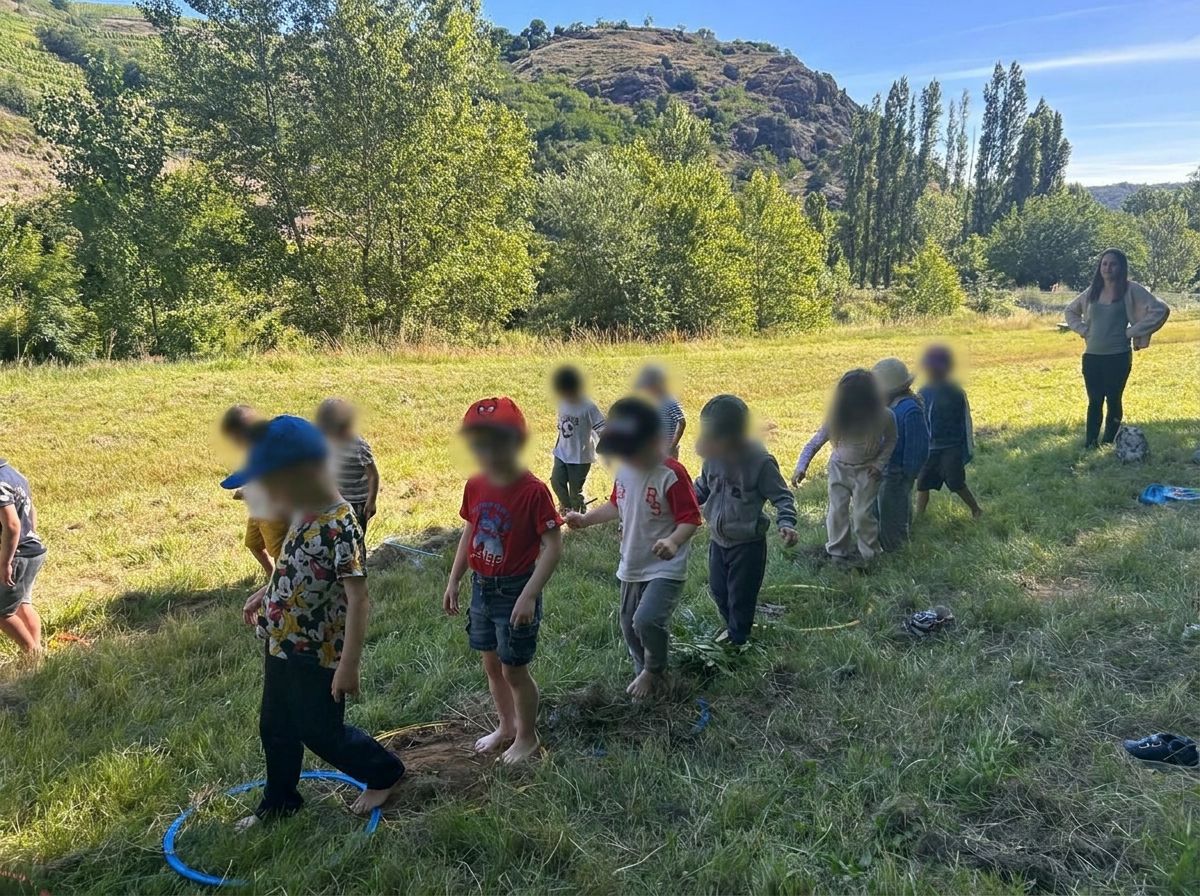 Parcours de motricité en plein air avec des cerceaux colorés